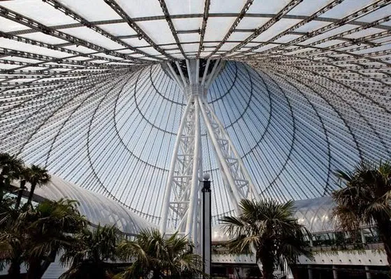 Estructura de cubierta transparente sobre un gran espacio interior