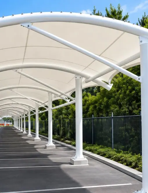 Marquesinas blancas sobre un corredor exterior