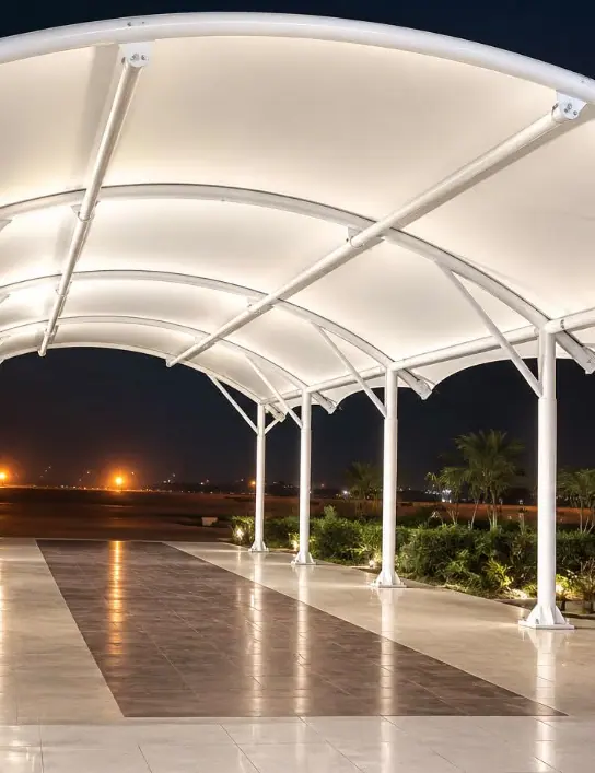 Marquesina blanca iluminada durante la noche