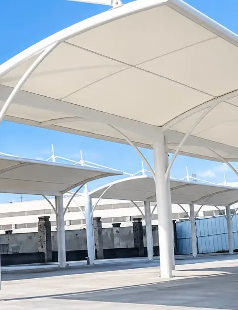 Módulos de cubierta blanca sobre un área de estacionamiento