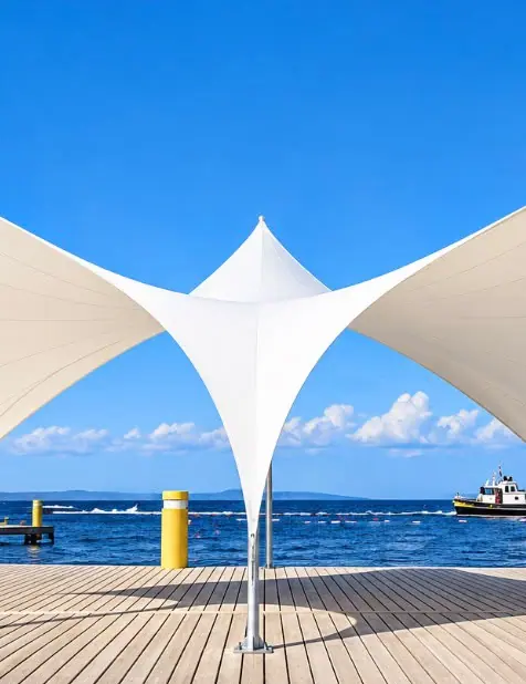 Velaria tensada junto a un espacio abierto frente al mar
